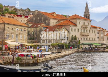 Perast, Montenegro, 21. September 2023: Stadtblick, Straße, Häuser und Kirchturm, Touristen und Boote, Europa Stockfoto