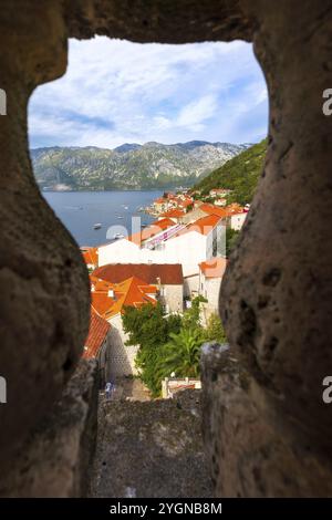 Perast, Montenegro Häuser der antiken Stadt, Blick aus dem Hochwinkel von der Kirche Stockfoto