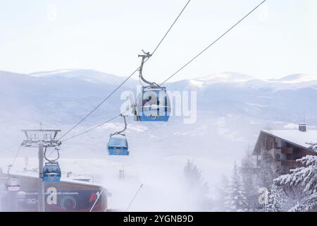 Bansko, Bulgarien, 21. Januar 2024: Bulgarisches Winterskigebiet mit nebeliger Piste, Liftkabinen und Gondelstation nach Schneefall, Europa Stockfoto