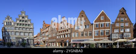 Panoramafoto historische Giebelhäuser mit vielen Geschäften und Restaurants auf dem Platz am Sande in der mittelalterlichen Altstadt von Lüneburg, Hanse Stockfoto