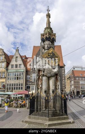 Steinstatue mit Rüstung und Wappen Bremen Roland auf dem Marktplatz in der Bremer Altstadt, Hansestadt Bremen, Deutschland, Europa Stockfoto