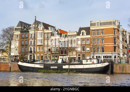 Amsterdam, Niederlande, 1. April 2016: Traditionelle alte Gebäude, Kanal und Boot in Amsterdam, Niederlande Stockfoto