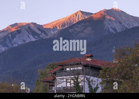 Pirin Berggipfel, Bulgarien, herbstlicher Panoramablick von Bansko, Europa Stockfoto