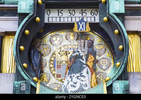 Wien, Österreich, Jugendstil Ankeruhr am Hohen Markt. Um 12 Uhr mittags findet die Parade der Figuren mit musikalischer Begleitung statt, Europa Stockfoto