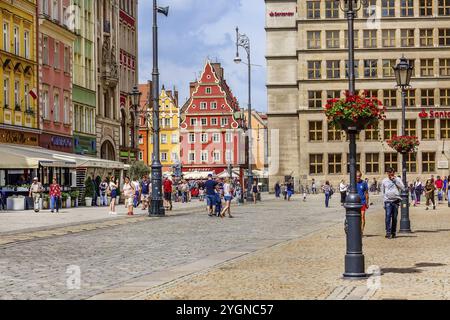Breslau, Polen, 21. Juni 2019: Blick auf die Altstadt Salz- und Marktplatz Bunte Häuser, Menschen, Europa Stockfoto