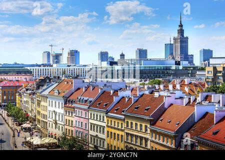 Warschau, Polen, 24. Juni 2019: Moderne Wolkenkratzer und alte bunte Häuser mit Blick auf die Straße in der Altstadt der polnischen Hauptstadt, Europa Stockfoto