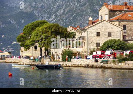 Perast, Montenegro, 21. September 2023: Panoramablick auf die historische Stadt und die Berge an der berühmten Bucht von Kotor mit Booten im Sommer, Europa Stockfoto