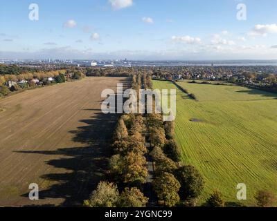 Lever Causeway Road in Bebington, mit River Mersey im Hintergrund, Wirral, England Stockfoto