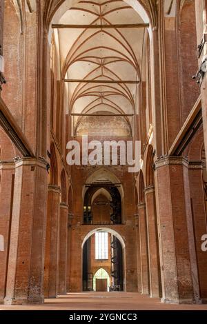 Innenraum der Gewoelba aus rotem Backstein im gotischen Sakralbau der Georgskirche, Hansestadt Wismar, Mecklenburg-Vorpommern, Germa Stockfoto