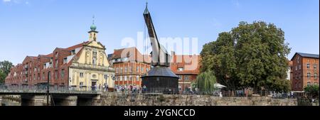 Lueneburger Hafen an der Illmenau mit umliegenden Gebäuden der mittelalterlichen Altstadt, Luenertorstraße Brücke, alten Kaufhäusern und altem Kran, Stockfoto