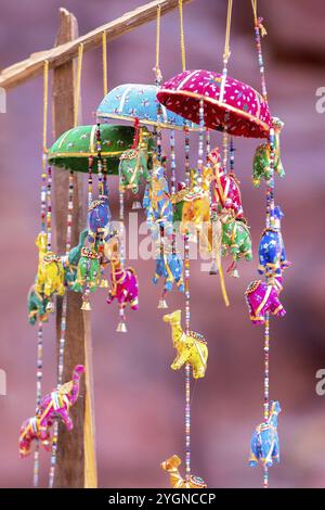 Traditionelles Beduinen-Souvenir Windspiel Geschenk zum Verkauf in der berühmten historischen und archäologischen Stadt Petra, Wadi Musa, Jordanien, Asien Stockfoto