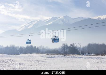 Bansko, Bulgarien, 20. Dezember 2023: Bulgarisches Winterskigebiet Panorama mit Gondelbahn, Blick auf die Pirin Berggipfel, Europa Stockfoto