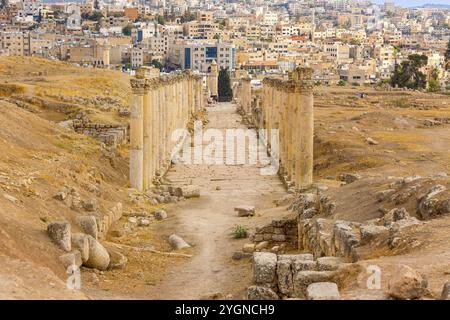 Jerash, Jordanien, 7. November 2022: Säulen der Kolonnadengasse Cardo Maximus, antike römische Stadt Gerasa der Antike, Asien Stockfoto