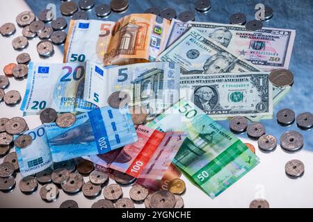 Oslo 20241108. Illustrasjon av mynter og pengesedler med ulik valuta. Euro, norske Kronen oder USD (US Dollar, Amerikanske Dollar). Foto: Heiko Junge / NTB Stockfoto