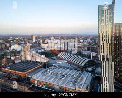 Gebäude entlang Deansgate mit Beetham Tower im Vordergrund, Manchester, England Stockfoto