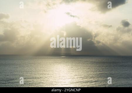 Die Sonne bricht während der goldenen Stunde durch eine Wolkenschicht, Griechenland Korfu Stockfoto