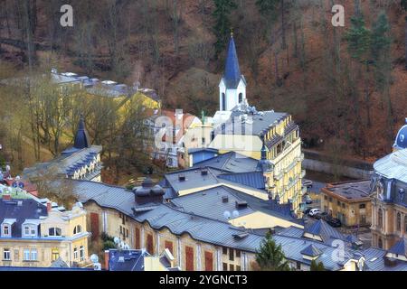Karlsbad, Tschechische Republik, 24. Februar 2017: Traditionelle Gebäude und Hotels des berühmten Ferienorts Europa Stockfoto