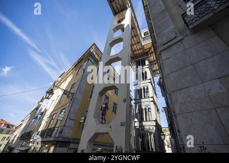 Ein urbanes Gebiet mit historischen Gebäuden und einem ikonischen Aufzug unter blauem Himmel in Lissabon, Elevador de Santa Justa in Lissabon, Portugal, Europa Stockfoto