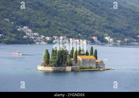Wunderschöne mediterrane Landschaft mit St.. George Island in der Nähe der Stadt Perast, Kotor Bay, Montenegro aus der Vogelperspektive im Sommer Stockfoto