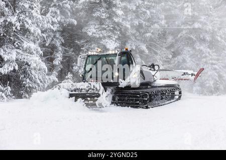 Bansko, Bulgarien, 21. Januar 2024: Schneeräumer Schneekatzen-Ratrack-Maschine zur Vorbereitung der Skipiste für den alpinen Skisport, Winterresort, Europa Stockfoto