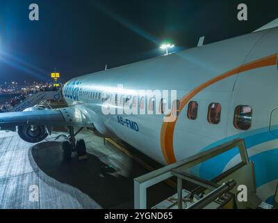 Dubai, Vereinigte Arabische Emirate - 3. April 2024: Nächtliches Einsteigen eines Flydubai-Fluges am Dubai International Airport Terminal 3. Stockfoto