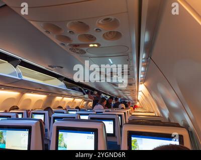 Dubai, Vereinigte Arabische Emirate - 3. April 2024 : Nachteinstieg und Passagiere, die sich auf einem Flydubai-Flug am Dubai International Airport einfinden Stockfoto