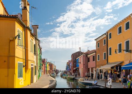 Venedig, Italien - 27. Juni 2024 : farbenfrohe Häuser entlang der Kanalpromenade auf der wunderschönen Insel Burano in Venedig, Italien. Stockfoto