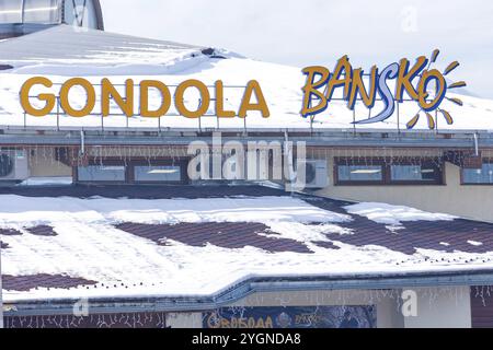 Bansko, Bulgarien, 20. Dezember 2023: Bulgarisches Winterskigebiet, Gondelstation Namensschild Close-up, Winter, Europa Stockfoto