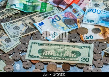 Oslo 20241108. Illustrasjon av mynter og pengesedler med ulik valuta. Euro, norske Kronen oder USD (US Dollar, Amerikanske Dollar). Foto: Heiko Junge / NTB Stockfoto