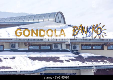 Bansko, Bulgarien, 20. Dezember 2023: Bulgarisches Winterskigebiet, Gondelstation Namensschild Close-up, Winter, Europa Stockfoto