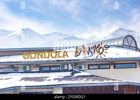 Bansko, Bulgarien, 20. Dezember 2023: Bulgarisches Winterskigebiet, Namensschild der Gondelbahn und Schneeberge, Winter, Europa Stockfoto