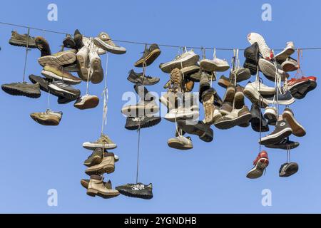 Schuhe, Stiefel, Turnschuhe, ... hängend an einem Seil in der Luft über der Grapengiesserstraße mittelalterliche Altstadt Lüneburg, Hansestadt Lüneburg, L Stockfoto