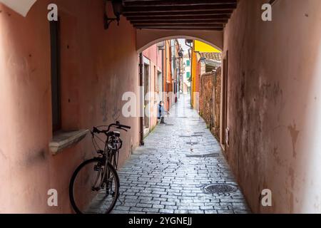 Durchgangsweg durch die italienische antike Stadt mit dem Fahrrad Stockfoto