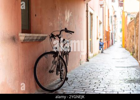 Durchgangsweg durch die italienische antike Stadt mit dem Fahrrad Stockfoto