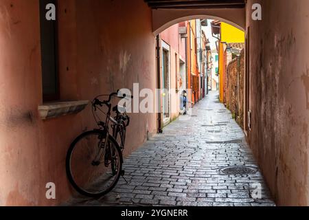 Durchgangsweg durch die italienische antike Stadt mit dem Fahrrad Stockfoto