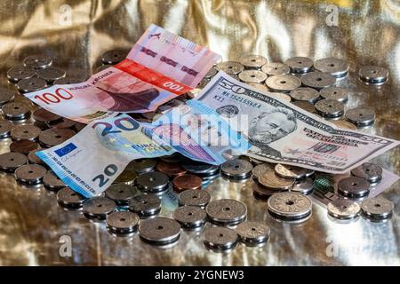 Oslo 20241108. Illustrasjon av mynter og pengesedler med ulik valuta. Euro, norske Kronen oder USD (US Dollar, Amerikanske Dollar). Foto: Heiko Junge / NTB Stockfoto