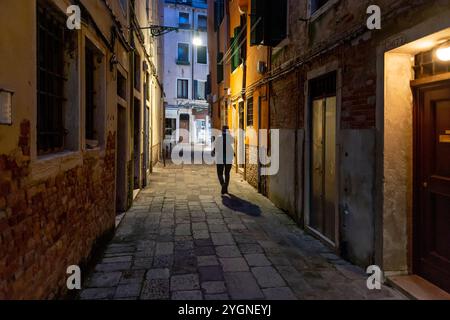 Frau geht früh morgens im entvölkerten Venedig Stockfoto