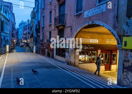 Frau geht früh morgens im entvölkerten Venedig Stockfoto