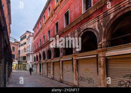 Frau geht früh morgens im entvölkerten Venedig Stockfoto