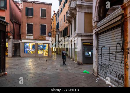 Frau geht früh morgens im entvölkerten Venedig Stockfoto