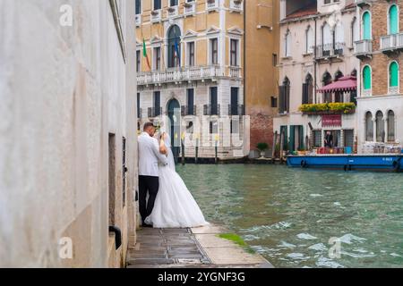 Brautpaar neben dem canale im historischen Zentrum von Venedig, Italien Stockfoto