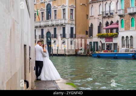 Brautpaar im historischen Zentrum von Venedig, Italien Stockfoto