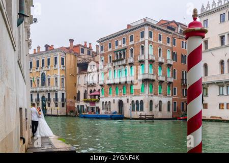 Brautpaar im historischen Zentrum von Venedig, Italien Stockfoto