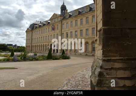 Caen ist eine wunderschöne französische Stadt in Calvados in der Normandie. Es hat wichtige Plätze und Denkmäler wie St. Stephans Abbey und St. Peter's Church. Stockfoto