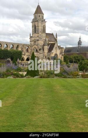 Caen ist eine wunderschöne französische Stadt in Calvados in der Normandie. Es hat wichtige Plätze und Denkmäler wie St. Stephans Abbey und St. Peter's Church. Stockfoto