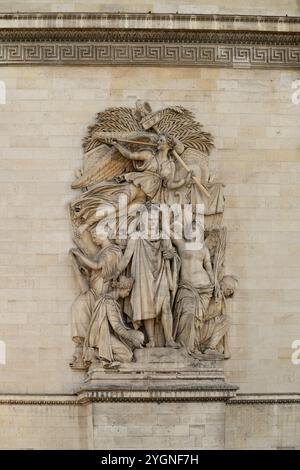 Paris, Frankreich - 24. Juni 2024 : Skulpturenarbeiten auf einer der Säulen des Arc de Triomphe, die Napoleon von der Göttin von Vic gekrönt darstellen Stockfoto