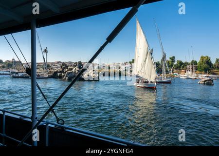Feluccas (traditionelle ägyptische Segelboote) auf dem Nil in Assuan, Ägypten Stockfoto