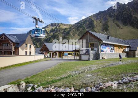 La Mongie, Frankreich - 2. November 2024: Das französische Pyrenäen-Skigebiet La Mongie in der Nähe von Bagneres de Bigorre Stockfoto