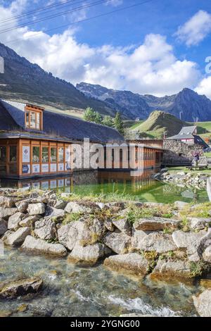 La Mongie, Frankreich - 2. November 2024: Das französische Pyrenäen-Skigebiet La Mongie in der Nähe von Bagneres de Bigorre Stockfoto