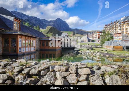 La Mongie, Frankreich - 2. November 2024: Das französische Pyrenäen-Skigebiet La Mongie in der Nähe von Bagneres de Bigorre Stockfoto